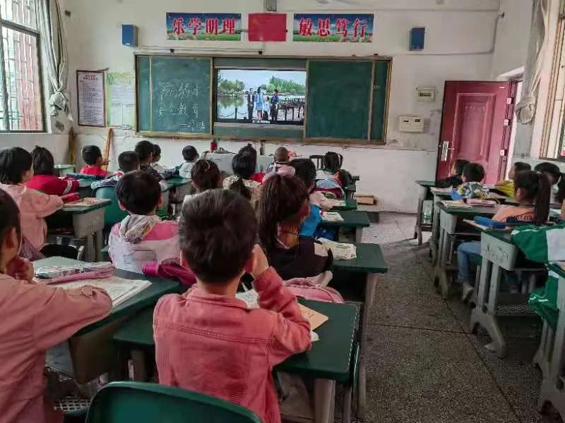 隆回县群贤小学：组织学生观看预防溺水教育专题片