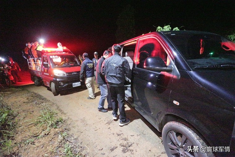 轰隆一声巨响，台湾屏东一飞机撞山坠毁，两名飞行员当场身亡