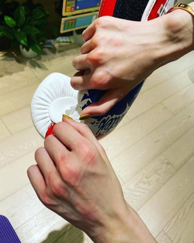章泽天晒举铁照意外曝光豪宅内景，装修时尚大气，连窗框都是金色