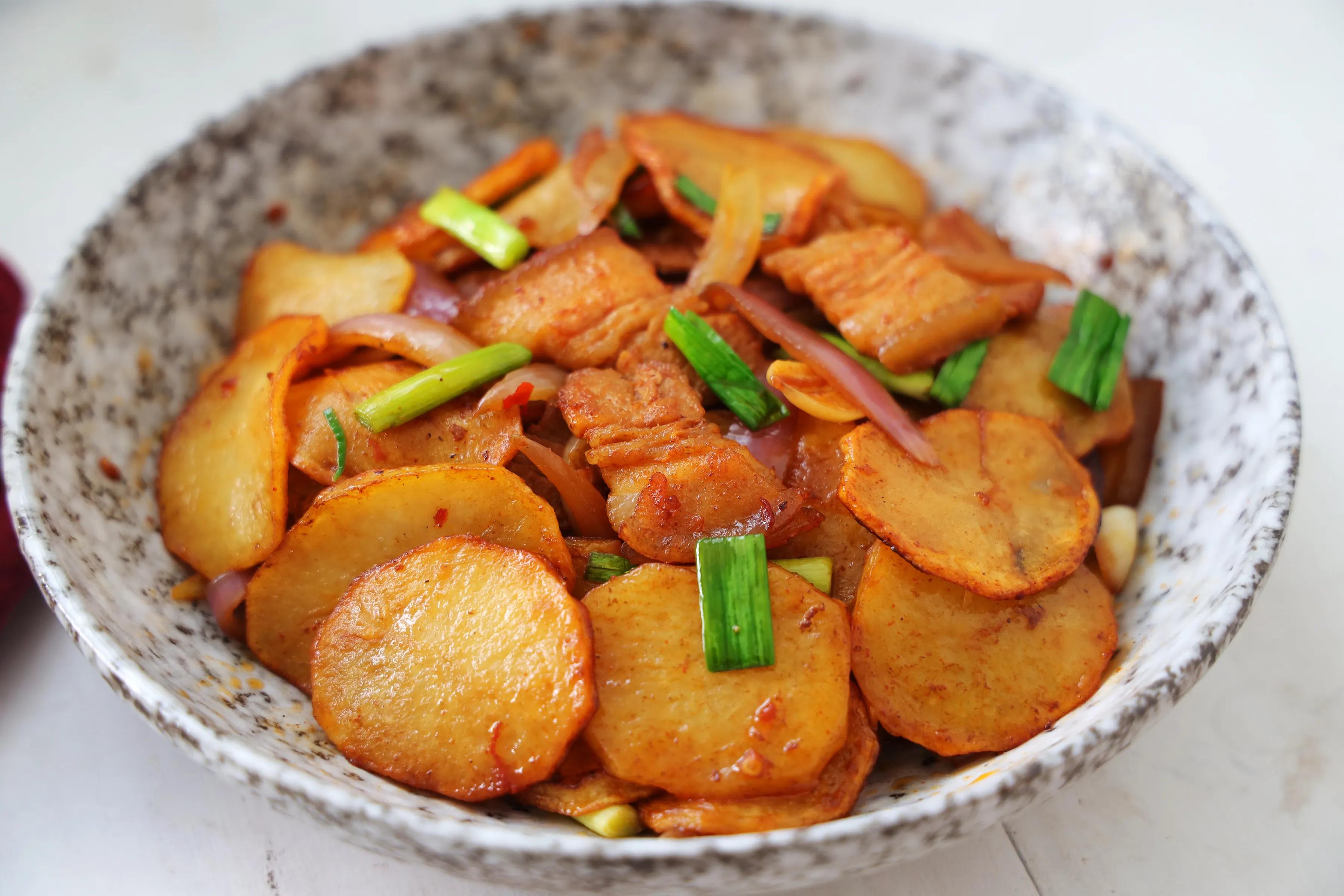 土豆這樣吃太美味，鮮香下飯，比干鍋土豆還過癮，顏值高更有食慾