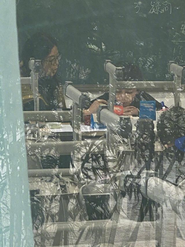 劉燁妻子曬女兒九歲生日照，雙眼有神皮膚黑，一對兔牙搶鏡