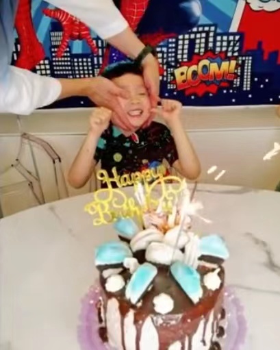 陳茵媺夫婦為次子慶生，6歲陳浩鋒手舞足蹈很興奮，全家福很溫馨