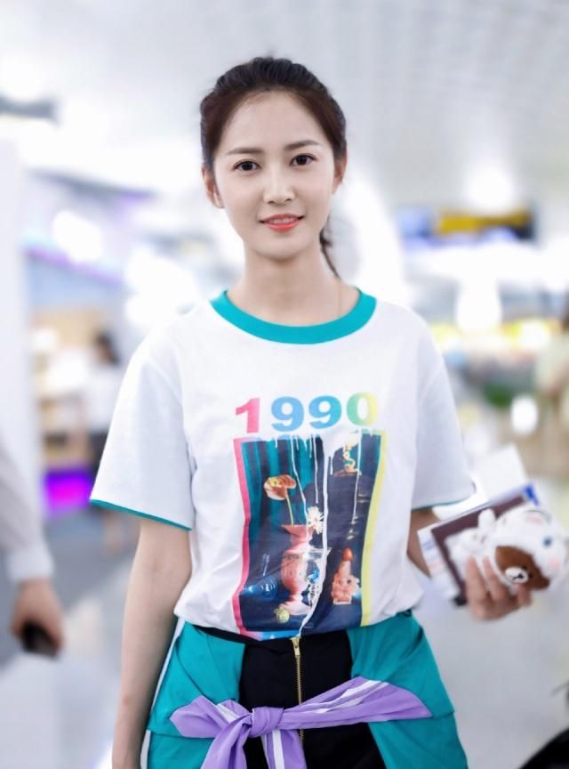 她是最美“赵敏”，穿超短裤配6千8的鞋，美腿不输老板唐嫣