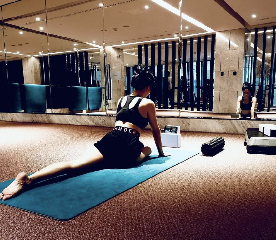 张柏芝逛超市被偶遇，背心配破洞牛仔裤超时髦，挥手打招呼很友善