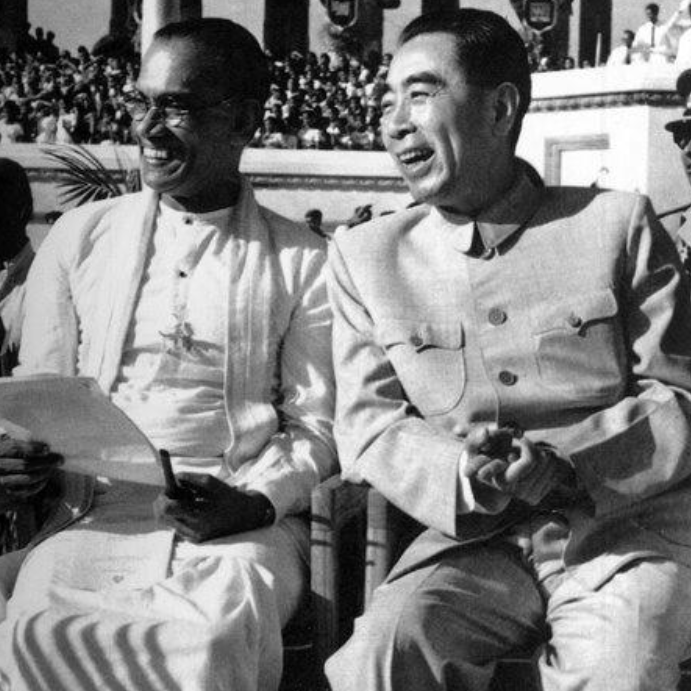 她是世界首位女总理，铁腕执政40年，访华受毛主席亲切接见