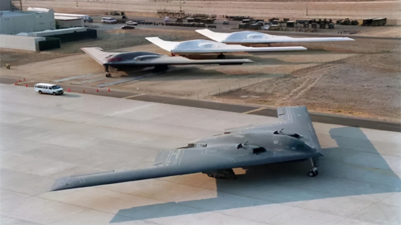 美军B-2神话终被打破，4架新型隐轰官宣2021首飞，俄：无法超越