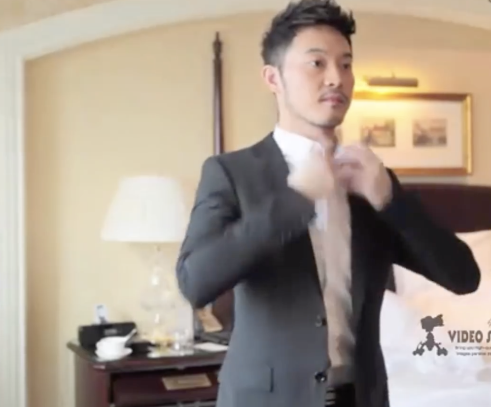 沙溢曬證件照慶祝結婚十週年，曾在婚禮現場穿婚紗熱舞太經典