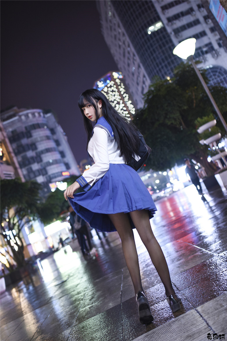 清新美少女打伞漫步夏日细雨中