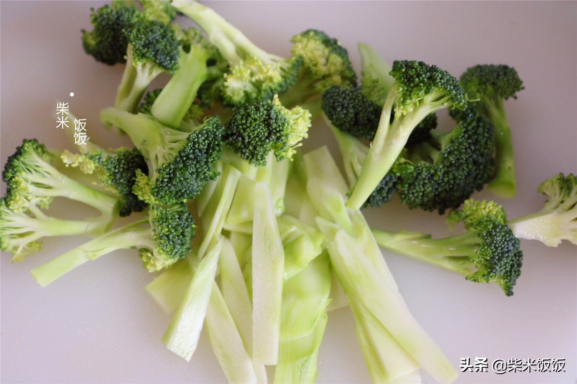 西兰花好不好吃？试试这做法，只用4种调味料，脆嫩爽口吃不够