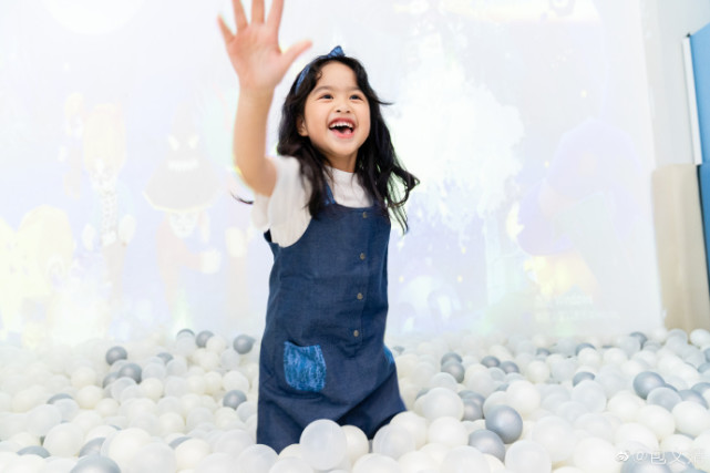 包文婧視頻包貝爾為女兒慶生，6歲餃子變化大，愈發漂亮太像媽媽