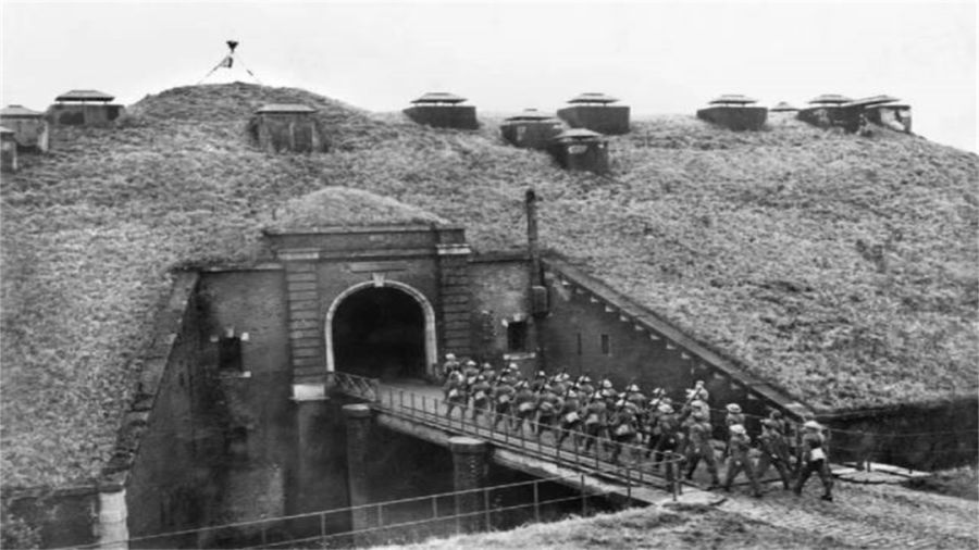 全球最没用的四大军事防线，第3被水枪喷垮，第