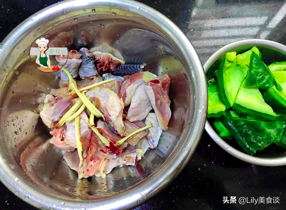 夏天這肉多給孩子吃，切塊和苦瓜一起燜，好鮮美啊，營養還不上火