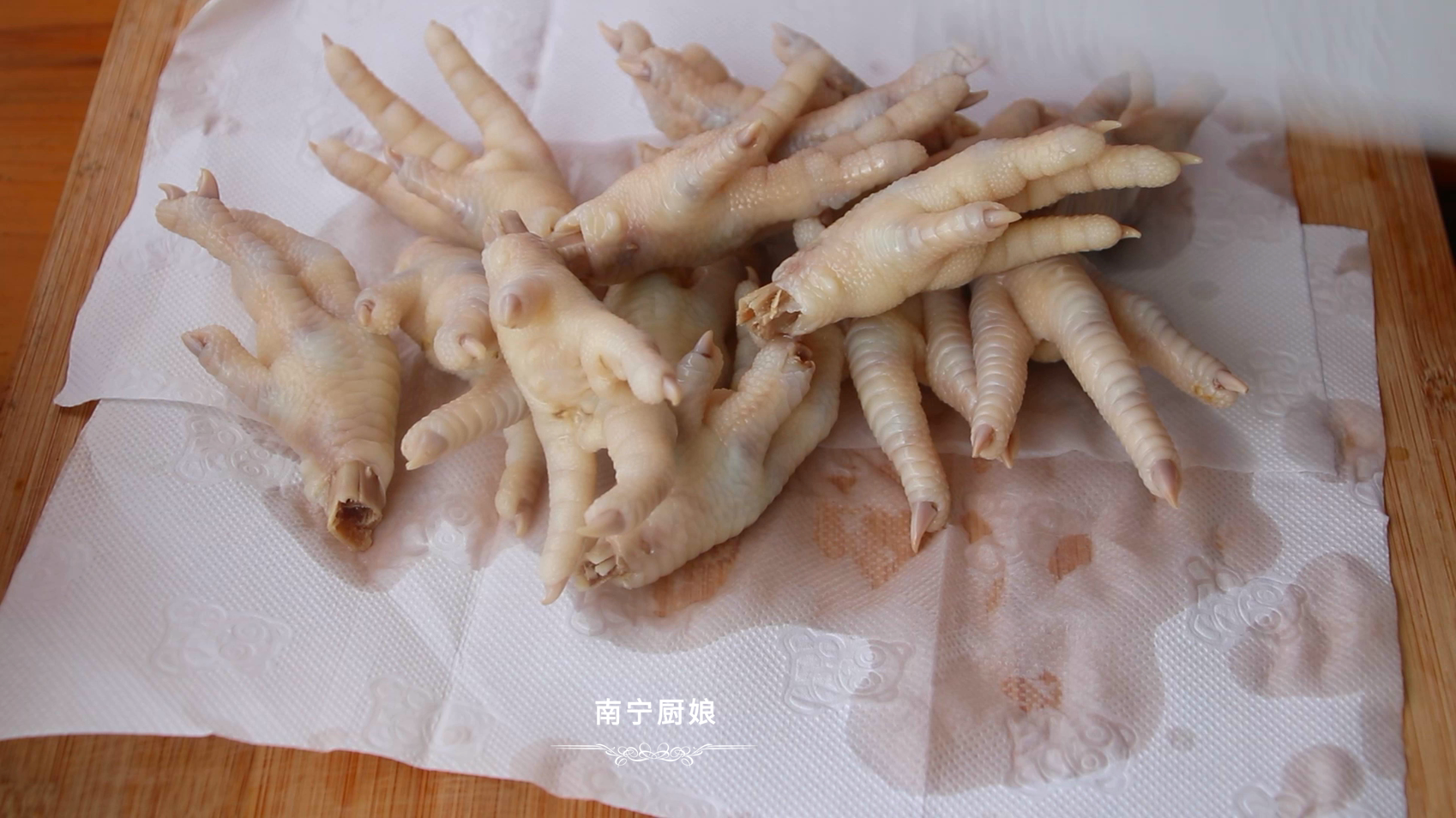 雞爪這做法太好吃了，軟糯入味，入口脫骨，難怪廣東人早茶必吃它