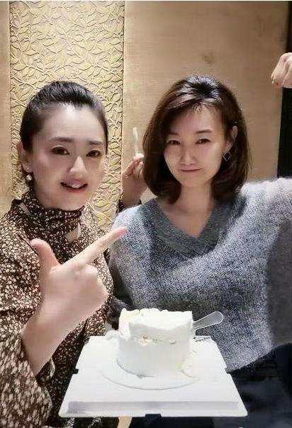央视主持李梓萌：为扮老带假发14年，摘下假发后气质形象大变样