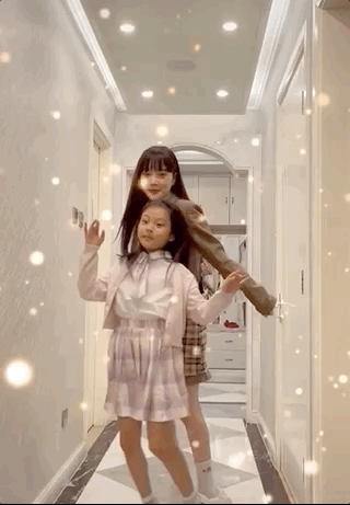 李小璐母親節曬母女視頻，各種風格切換，甜馨身高直逼媽媽肩膀