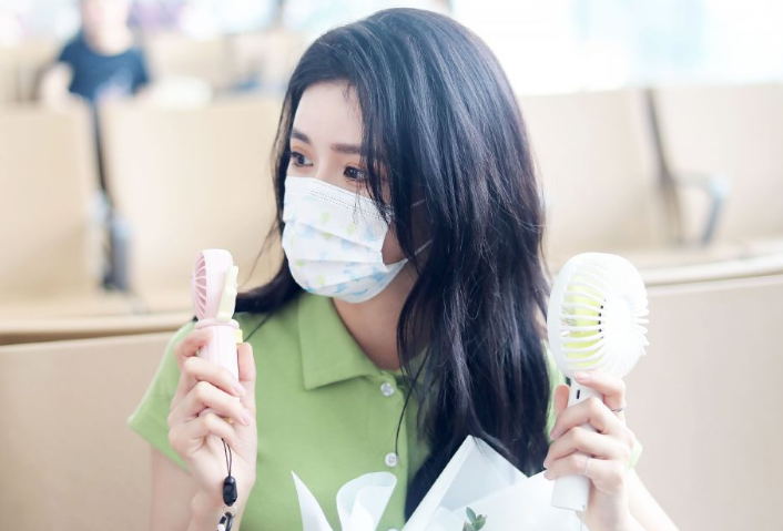 蔡卓宜穿牛油果短裙，谁注意到她的“沙漏腰”？身材丝毫不输吉娜