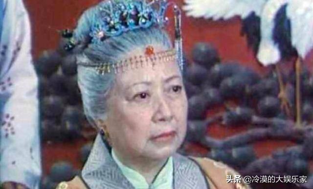 郭美美落魄到卖包回血？王健林健身带了一排保