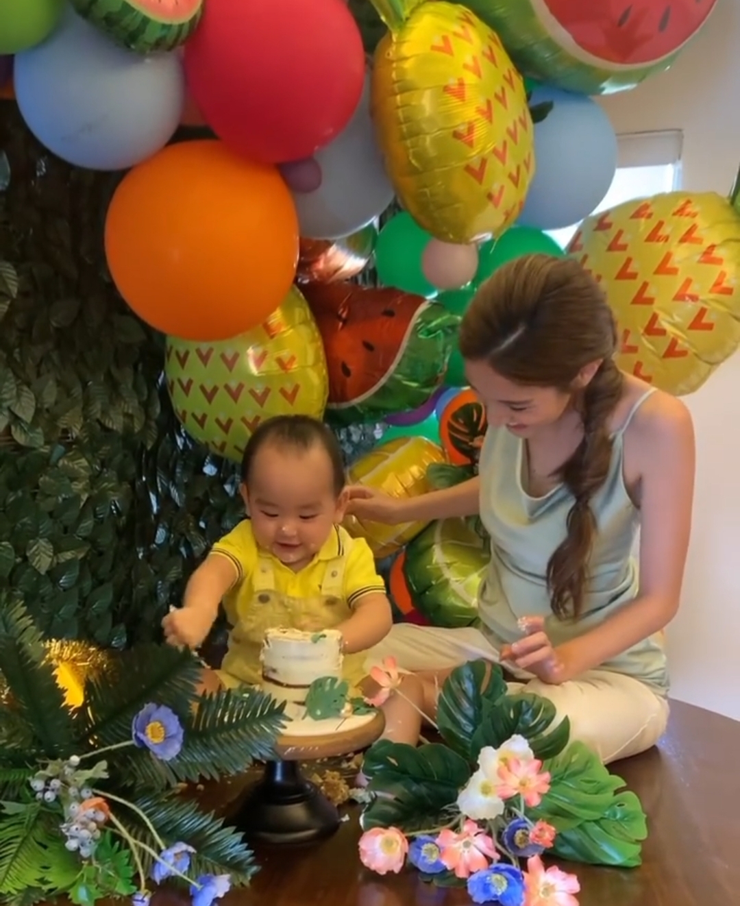 郑嘉颖次子满一周岁，陈凯琳晒照为其庆生，弟弟和哥哥像双胞胎