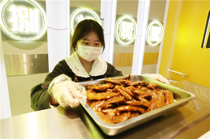 阜阳90后小伙创立卤味小吃品牌“哈哈暴富鸭”独特美味惊艳市民