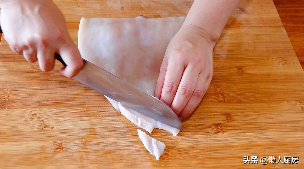 这是香酥鱿鱼条的做法，不要直接裹淀粉，这样处理一下，外壳更酥