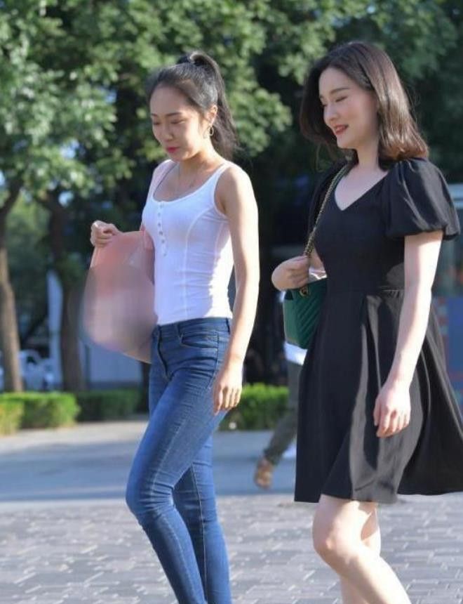 紧身白色挂脖衣，更显可爱迷人