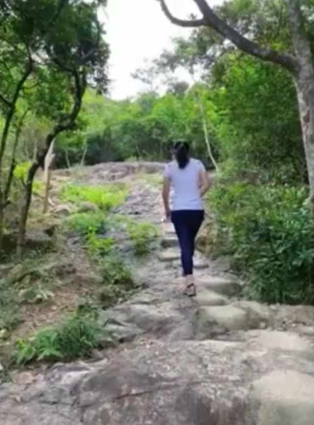 好幸福！郭晶晶晒一家五口温馨日常，与霍启刚爬山自拍秀足恩爱