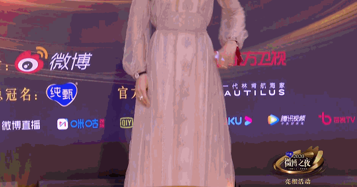周冬雨耳环77万，热巴项链45万，都比不过韩红短短几句话