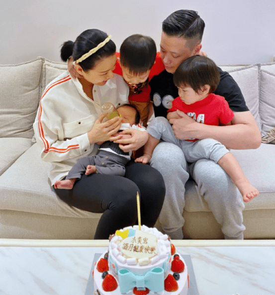 胡杏儿老公大秀爸爸力，老婆视角下一手抱一娃，奕霆假笑模样萌翻