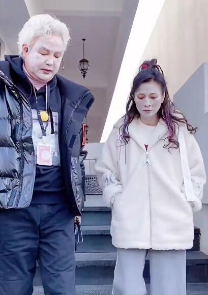 张庭与丈夫敷面膜出行，把脸涂得煞白像白无常