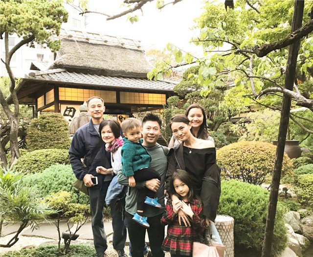 李小鵬為妻子慶生，李安琪與兒女齊出鏡，個個顏值在線