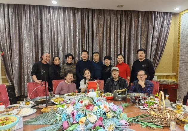 佟丽娅带儿子回老家聚会，素颜出镜肤白惊人，朵朵稳坐C位超乖巧