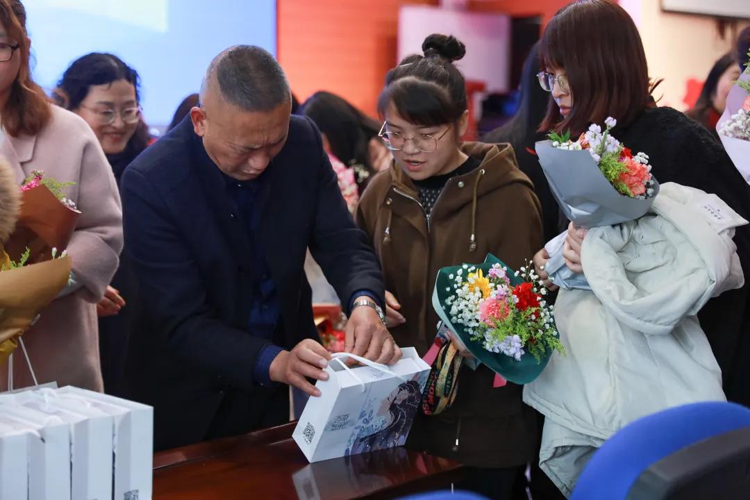 老师，您笑起来真好看——记双流区金桥小学“三八”妇女节活动