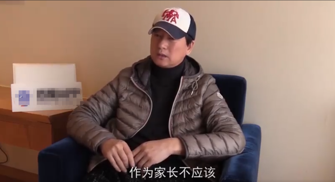 郑爽父亲道歉难获谅解，言辞漏洞百出，姿势被讽像喝茶