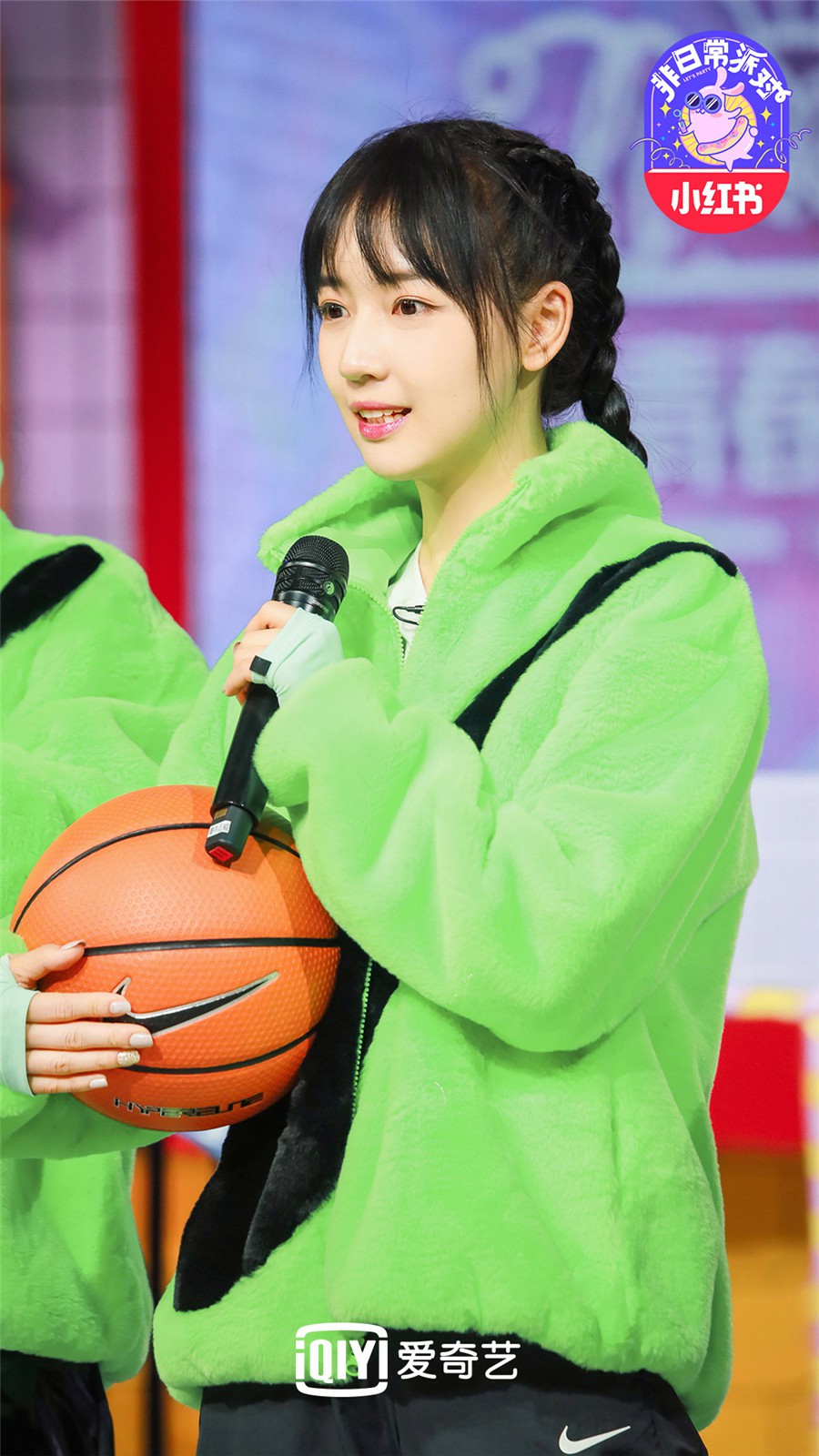 《非日常派对》再现校园趴 刘雨昕上演好学生式课堂偷吃