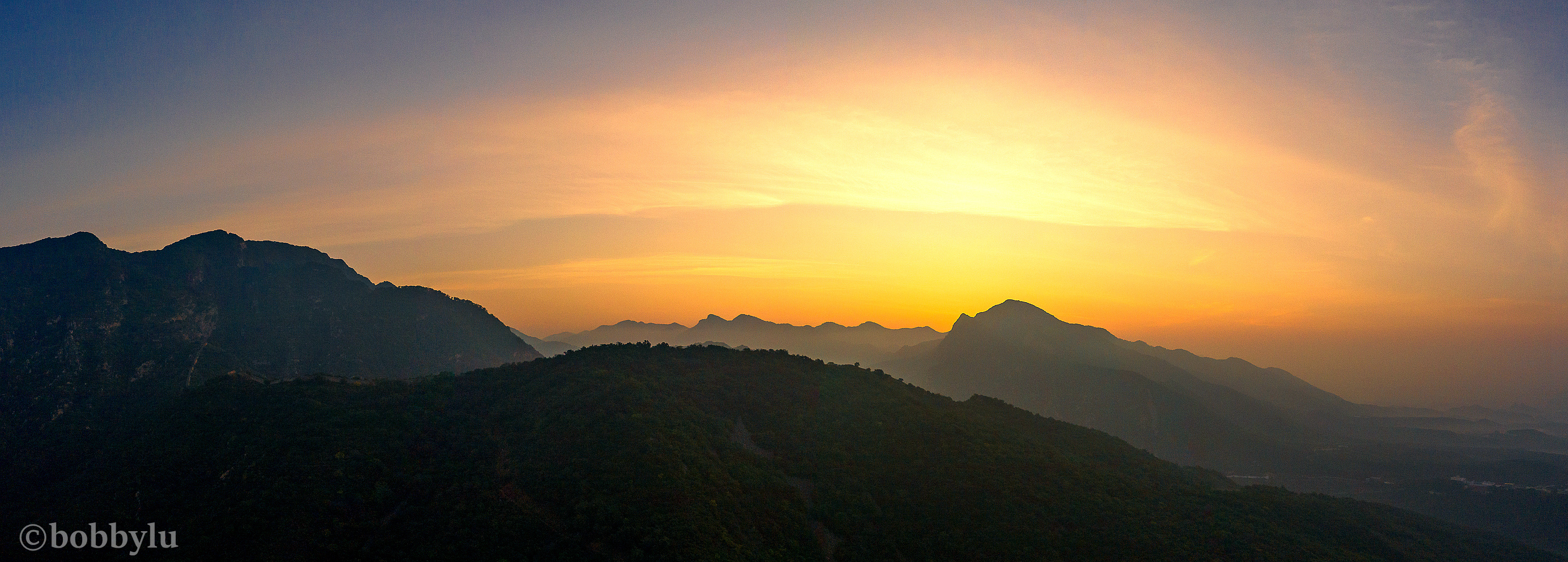 There is a viewing platform that I dare not go to, and there are more magnificent scenery