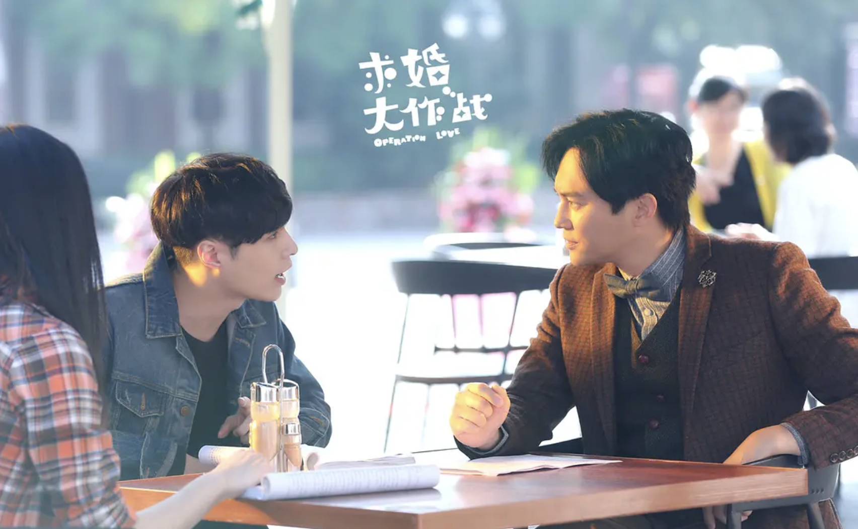 张智霖夫妇偶遇张艺兴，三人合影留念，无滤镜下袁咏仪素颜显沧桑