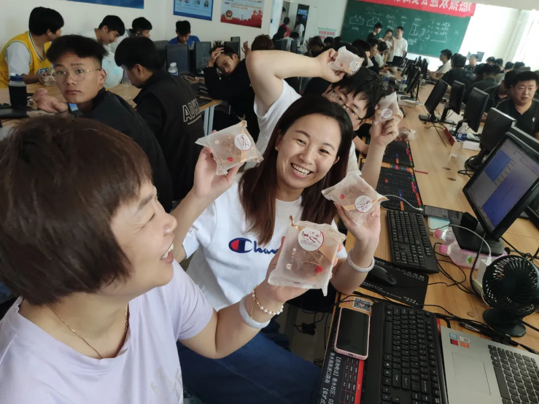 浓情中秋 爱满校园——我校为学生发放中秋月饼,送上节日祝福