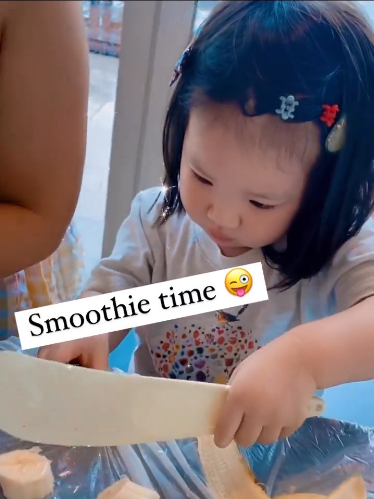 李亚男晒大女儿做饮品，天韵化身小厨娘有模有样，和妹妹太像了