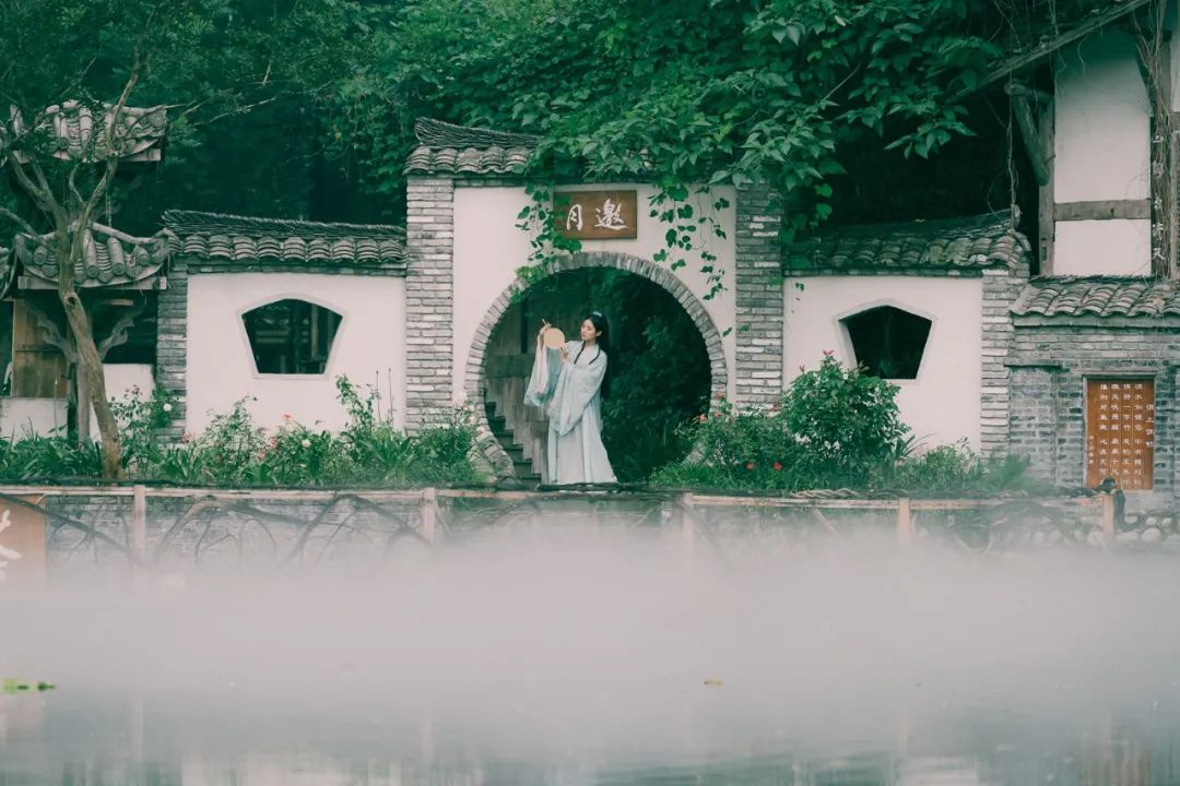 苏轼回忆七岁与尼姑的往事，写下一首香艳词，结尾9字成网络金句-第5张图片-非凡网