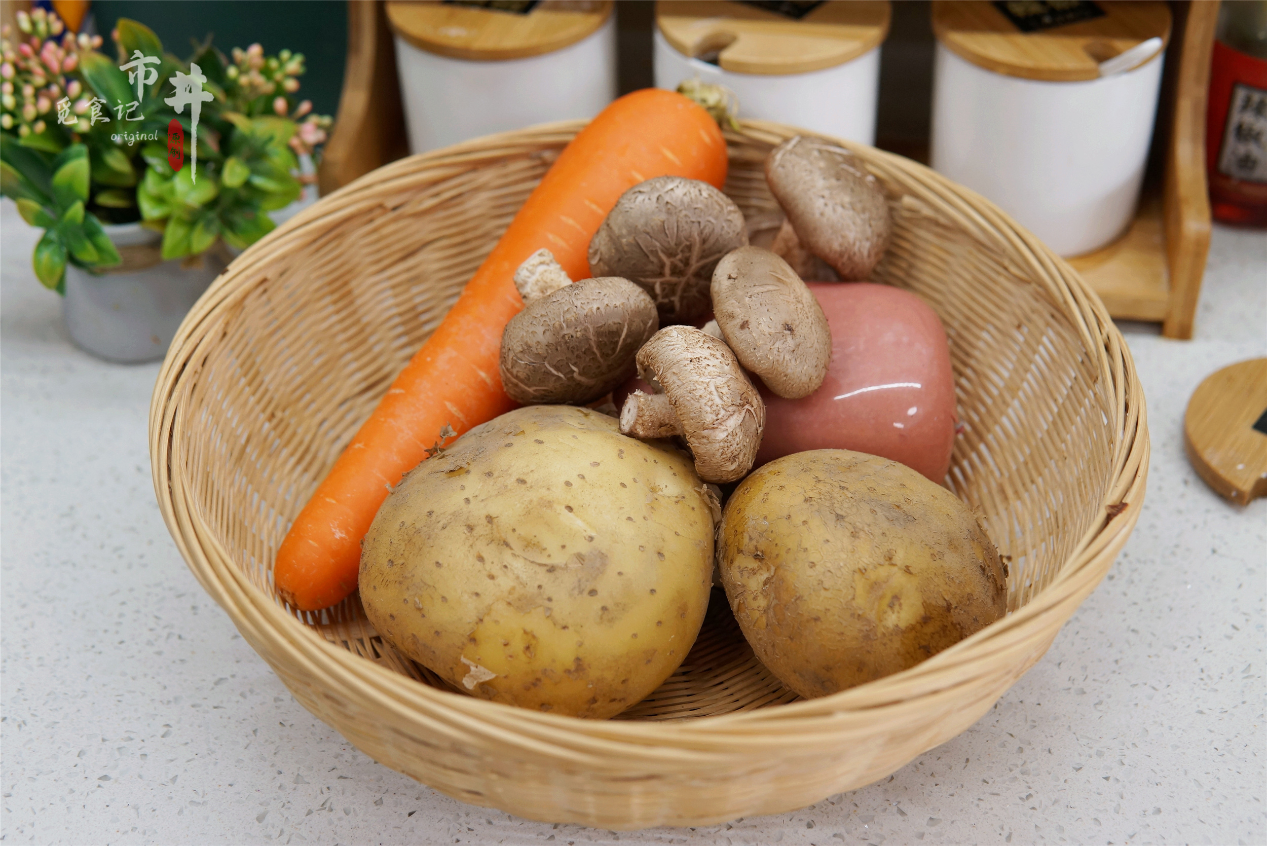 天太熱，做了一鍋“土豆燜飯”，飯菜一鍋出，省事簡單，老香了