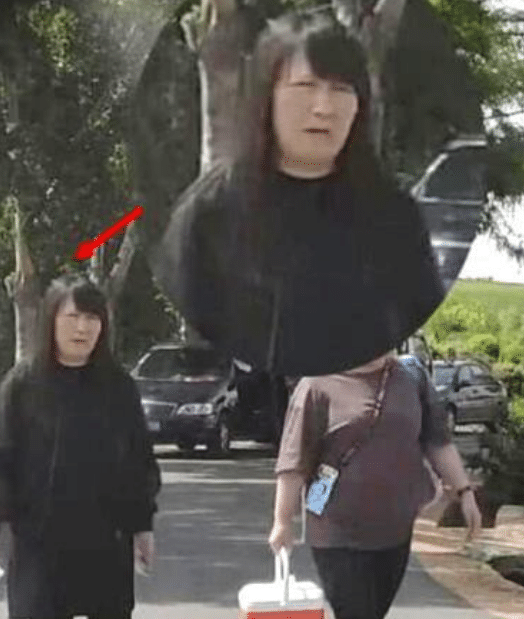 赵本山40岁大女儿罕见照，在片场探班儿子，不靠父亲太低调