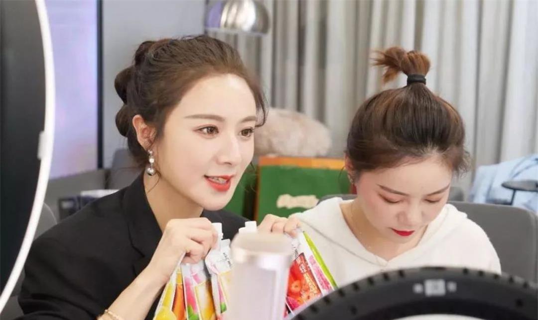 从月薪1200的导购小妹到年入20亿的带货女王，薇娅有多拼？