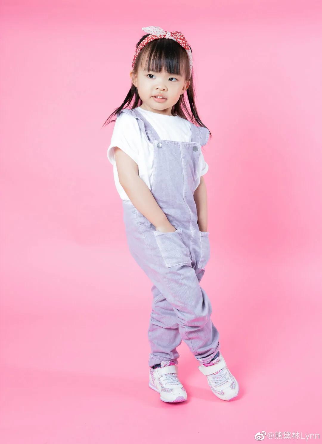 熊黛林為3歲雙胞胎慶生，倆女兒穿姐妹裝拍寫真，妹妹身高搶鏡