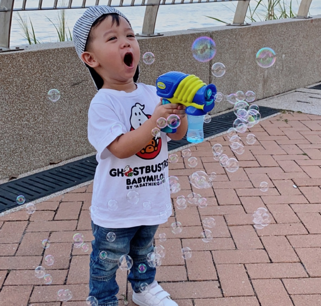 胡杏儿老公分享儿子第一天上学，奕霆不哭不闹与爸爸碰拳告别