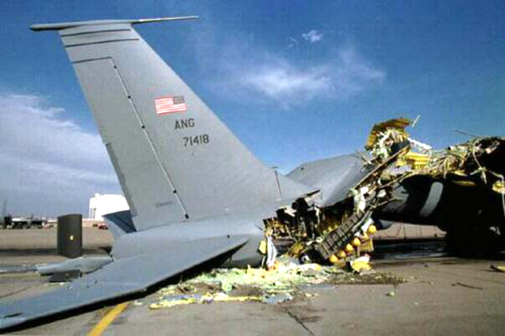 美军两架飞机在空中相撞，残骸碎片碎一地，军方紧急介入