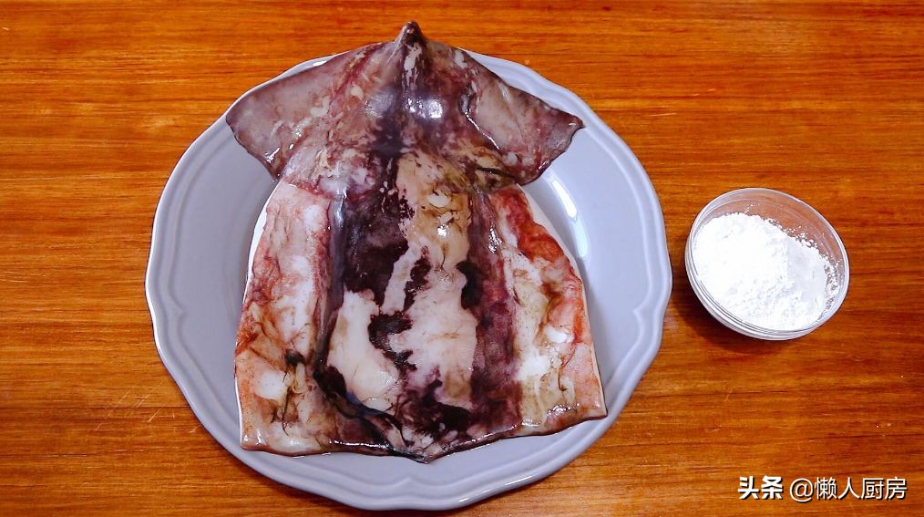 这是香酥鱿鱼条的做法，不要直接裹淀粉，这样处理一下，外壳更酥