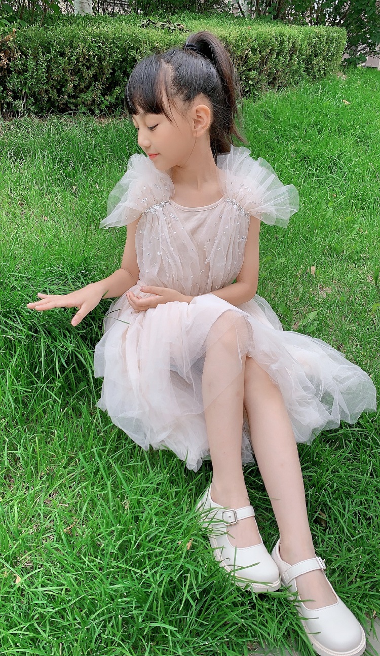 女大十八变！9岁的小山竹美得让人认不出，面对镜头表现力十足