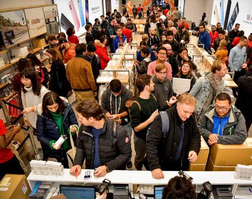 澳大利亚某超市避孕套被抢光，用来替代手套，以抵御新冠病毒