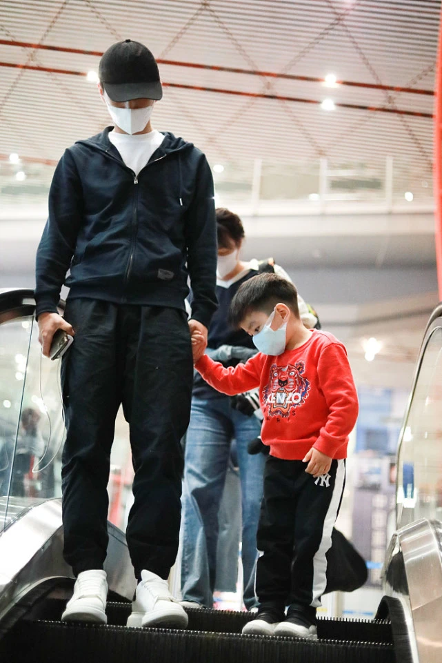 陳曉罕見攜兒子現身，父子一路嬉戲玩耍，4歲小星星眉眼很像爸爸