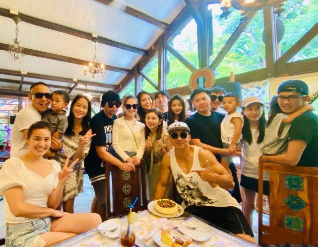 周杰伦昆凌为刘畊宏补过生日，夫妻俩戴墨镜秀恩爱，比寿星还抢镜